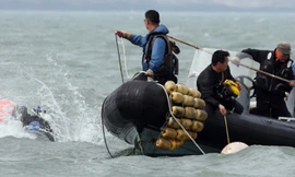 Các thợ lặn Hàn Quốc đang thực hiện trục vớt thi thể từ bên trong chiếc phà đắm.