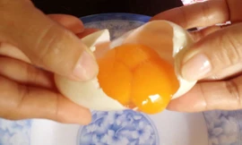 Trứng vịt 2 - 3 lòng đỏ hiếm gặp