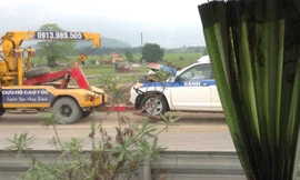  Chiếc xe của lực lượng CSGT gặp nạn. Ảnh: T.D