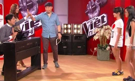 Huy Tuấn và huấn luyện viên đang tập với các thí sinh trong đội. (Ảnh: CTS) 