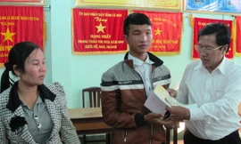  Ông Võ Hoàng Hiệp, GĐ Sở LĐ- TB& XH Cà Mau trao tượng trưng số tiền cho Hào Anh khi em vừa đủ 18 tuổi