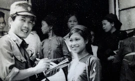 Tác giả phỏng vấn Hoàng Thị Xính- dân quân xã Phương Tiến, huyện Vị Xuyên trong Hội nghị phụ nữ tiên tiến tỉnh Hà Tuyên tháng 8 năm 1985. Ảnh: Hoàng Như Thính