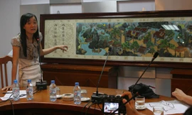 Bà Phạm Thị Hoài thuyết trình về bức tranh trong buổi lấy ý kiến các nhà khoa học và mỹ thuật, ngày 15/5/2010. Ảnh: Trần Thanh