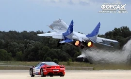 Cận cảnh siêu xe đua tốc độ với chiến đấu cơ Su-27 