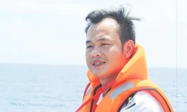 Chỉ huy về máy móc của tàu CSB 4033 Nguyễn Văn Dũng. Ảnh: Trần Tuấn