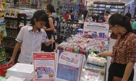 Khách hàng lựa chọn đồ dùng học tập trong chương trình bình ổn giá tại nhà sách Nguyễn Huệ (TPHCM). Ảnh chụp tối 11/8. Ảnh: Đại Dương