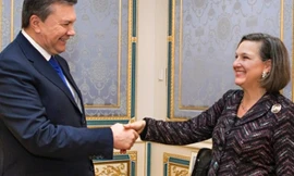 Bà Victoria Nuland trong một cuộc gặp với Tổng thống Ukraine Viktor Yanukovych ở Kiev. Ảnh: Itar-Tass