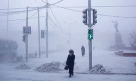  Người phụ nữ mặc kín nhất có thể để chống chọi lại cái lạnh -53 độ tại quảng trường trung tâm Yakutsk. Đây là thủ phủ thuộc nước cộng hòa Sakha, miền Viễn Đông, Nga. Nước cộng hòa này có diện tích hơn 3 triệu km2, với dân số chưa tới một triệu người. 