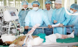 Bí thư Thành ủy Hà Nội Phạm Quang Nghị thăm hỏi chiến sỹ bị thương