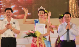 Đỗ Thị Huệ nhận danh hiệu Người đẹp Hạ Long 2014