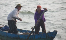 Dù đã ở vào cái tuổi “xưa nay hiếm” nhưng các cụ vẫn vững tay chèo, ngược sóng, hướng theo luồng cá chạy