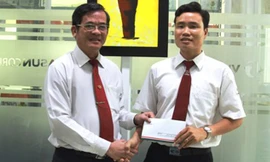 Ông Huỳnh Văn Sĩ khen thưởng hành động trung thực của tái xế Đinh Xuân Tình