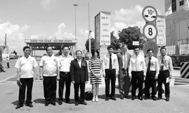 Thứ trưởng Tài chính Đỗ Hoàng Anh Tuấn (thứ tư bên trái sang) và bà Rena Bitter - Tổng lãnh sự Hoa Kỳ cùng chứng kiến Lễ khánh thành 