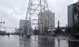 Ngã ngửa, cột điện cao thế mọc giữa ngã tư