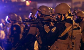 Cảnh sát ra tay trấn áp bạo loạn tại Ferguson. Ảnh: Getty Images