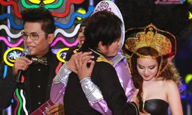 Nghệ sỹ Hoài Linh xúc động ôm con trai trong đêm chung kết Gương mặt thân quen 2014