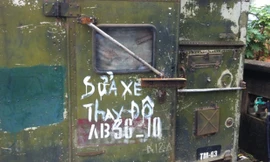 Độc nhất Việt Nam: Dỡ xe đặc chủng làm tiệm sửa xe đạp