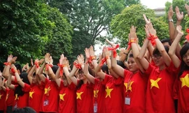 Thanh niên Việt Nam hướng về Biển Đông.