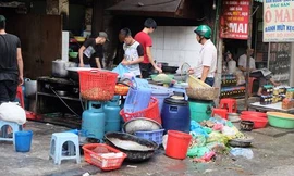 Kinh hoàng với độ bẩn của quán ăn ở phố cổ Hà Nội