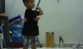 “Truyền nhân” 6 tuổi của Lý Tiểu Long múa côn cực đỉnh