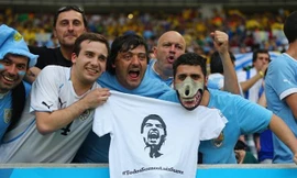 CĐV Uruguay đeo mặt nạ, ‘cắn’ em bé Brazil ủng hộ Luis Suarez