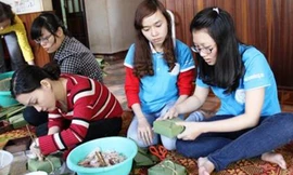 Trà My (hàng trên) gói bánh chưng tặng người nghèo