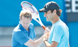 Federer và HLV Edberg rèn thêm cú đánh trái tay. Ảnh: Beinsports