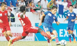 Một pha bóng trong trận Than Quảng Ninh - Đồng Nai