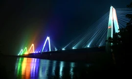 Sắc cầu vồng khổng lồ trên cầu dây văng dài nhất Việt Nam