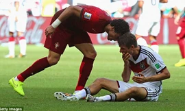 Tình huống xấu xí giữa Pepe và Muller. Ảnh: Getty Images