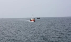 Hình ảnh tàu CN 09 của bộ chỉ huy biên phòng Hải Phòng xuất kích ra nơi xung yếu để trực chiến cứu hộ cứu nạn. Đây cũng là con tàu đang tổ chức cứu hộ tàu NA 9986. Ảnh: Dân Trí