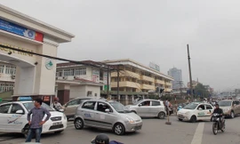 Có sảnh đỗ trong BV Bạch Mai, ùn tắc trên đường Giải Phóng được giải tỏa. Ảnh: Anh Trọng 