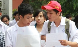 Ra khỏi phòng thi, thí sinh hăng say trao đổi về đề thi. (Ảnh: Lê Minh Sơn/Vietnam+)