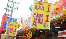 Bánh trung thu ở Sài Gòn ế ẩm, mua 1 tặng 3