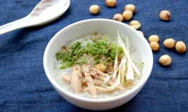 Cháo gà hạt sen khiếm thực tốt cho nam giới bị di tinh.
