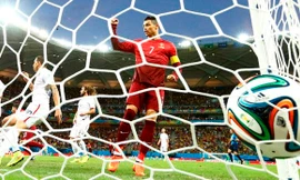 [ẢNH]: Ronaldo thở phào sau trò đu dây tử thần