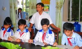 Thầy Hằng (đứng) nhận lỗi về thư viện quá chật