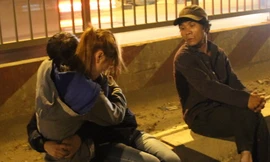 Cô gái ngất lịm trong vòng tay bè bạn