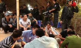 Các đối tượng đánh bạc bị bắt. Ảnh: Lê Dương