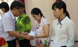 Tiến sĩ Trần Đăng Tuấn trao tiền hỗ trợ.