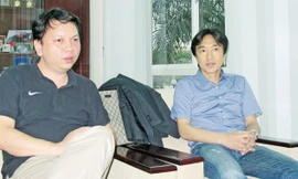  TTK VFF Lê Hoài Anh (trái) trao đổi với HLV Toshiya Miura sau khi hai bên đạt được các thỏa thuận làm HLV ĐTVN. Ảnh: VFF 