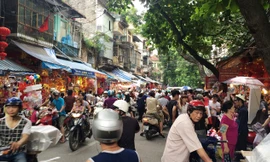 Phố Hàng Mã đông nghẹt người. Ảnh: Nguyễn Tú