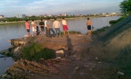 Hiện trường khúc sông nơi xảy ra vụ 2 đứa trẻ đuối nước. 