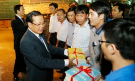  Bí thư thành ủy Hà Nội Phạm Quang Nghị trao tặng sách cho lớp học vùng cao tại Hội sách Hà Nội 2014. Ảnh: Như Ý