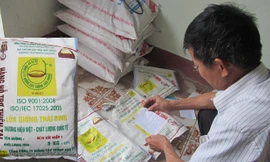 Bao giống BC15 quá hạn sử dụng, bà con nông dân phải đem cho gà ăn. Ảnh: Q.Long