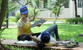 Ghế đá, bãi cỏ thành nơi nghỉ trưa của sĩ tử
