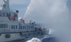 Tàu Trung Quốc hung hăng phun vòi rồng sang tàu Việt Nam.