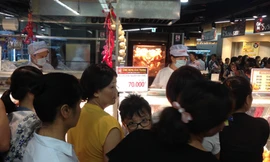 Một con gà quay chỉ có 70.000 đồng. Ảnh:D.Anh