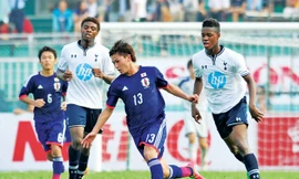 Tiền vệ Takumi đi bóng trước hậu vệ U19 Tottenham trong trận ra quân. ảnh: Quang Thắng
