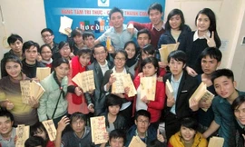 Khóa học kỹ năng sống do Lê Văn Thành (mặc vest, đeo kính) tổ chức